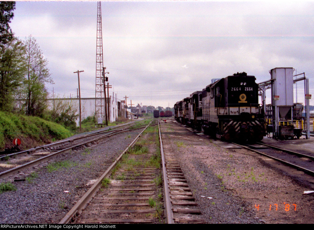 SOU 2664 and others at the fuel racks